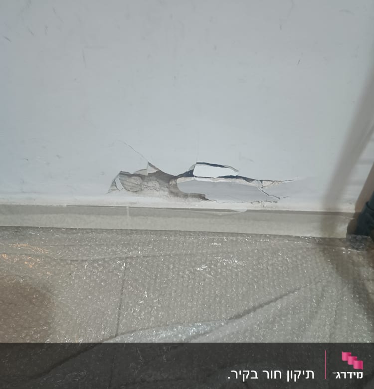 קיר עם סדק ותיקון טיח נדרש